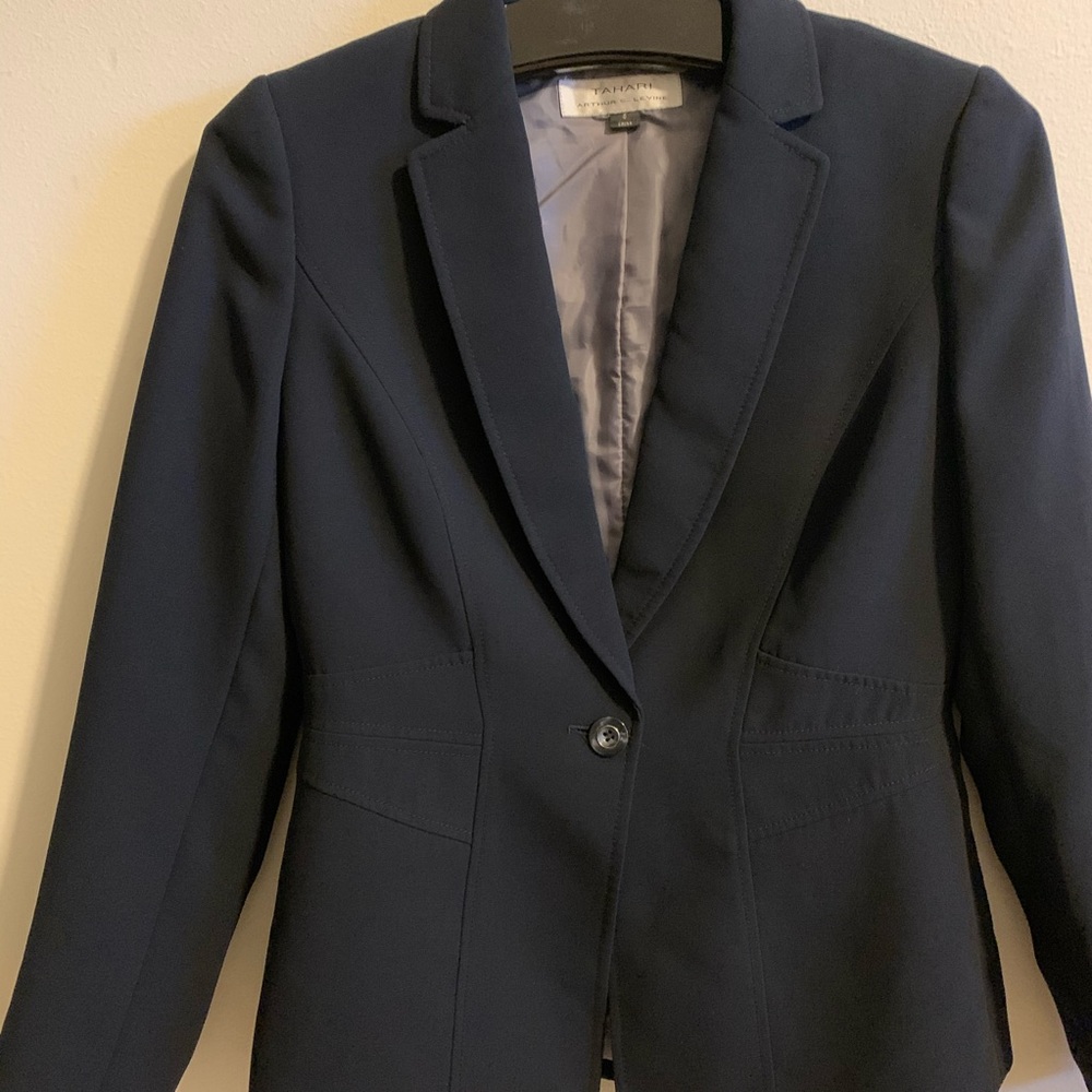 Tahari blazer size 6